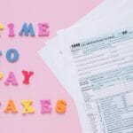 Jak sprawdzić, czy firma ma aktywny rachunek na białej liście VAT Formularze podatkowe z napisem czas zapłacić podatki