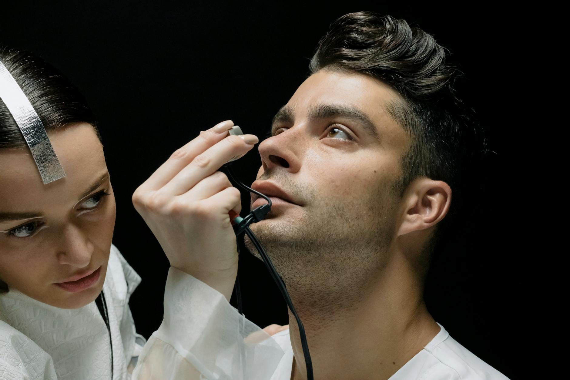 Skąd brać cytowania: darmowe źródła, które mają sens Mężczyzna podczas badania wzroku przez specjalistkę z użyciem nowoczesnego urząd