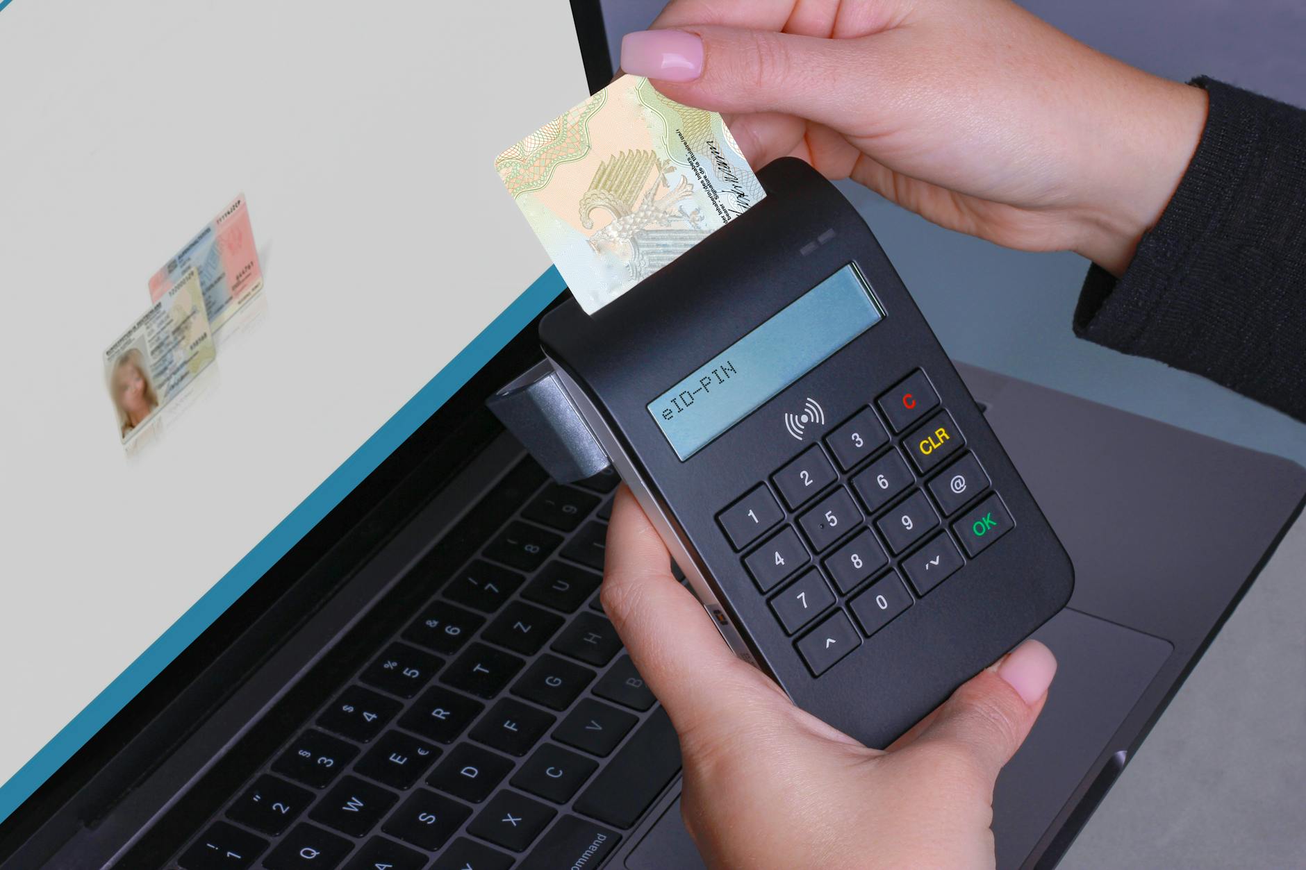 Weryfikacja wizytówki Google: co oznacza i jak ją przejść Osoba przykładająca kartę do laptopa podczas elektronicznej weryfikacji