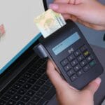 REGON a adres siedziby jak sprawdzić czy firma działa pod wskazanym adresem Osoba przykładająca kartę do laptopa w celu weryfikacji danych firmy