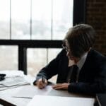 Krótka lista kontrolna: co sprawdzić w KRS przed większym zleceniem Specjalista w biurze analizuje dane firmy przed większym zleceniem
