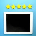 Tablet z pięcioma żółtymi gwiazdkami na niebieskim tle