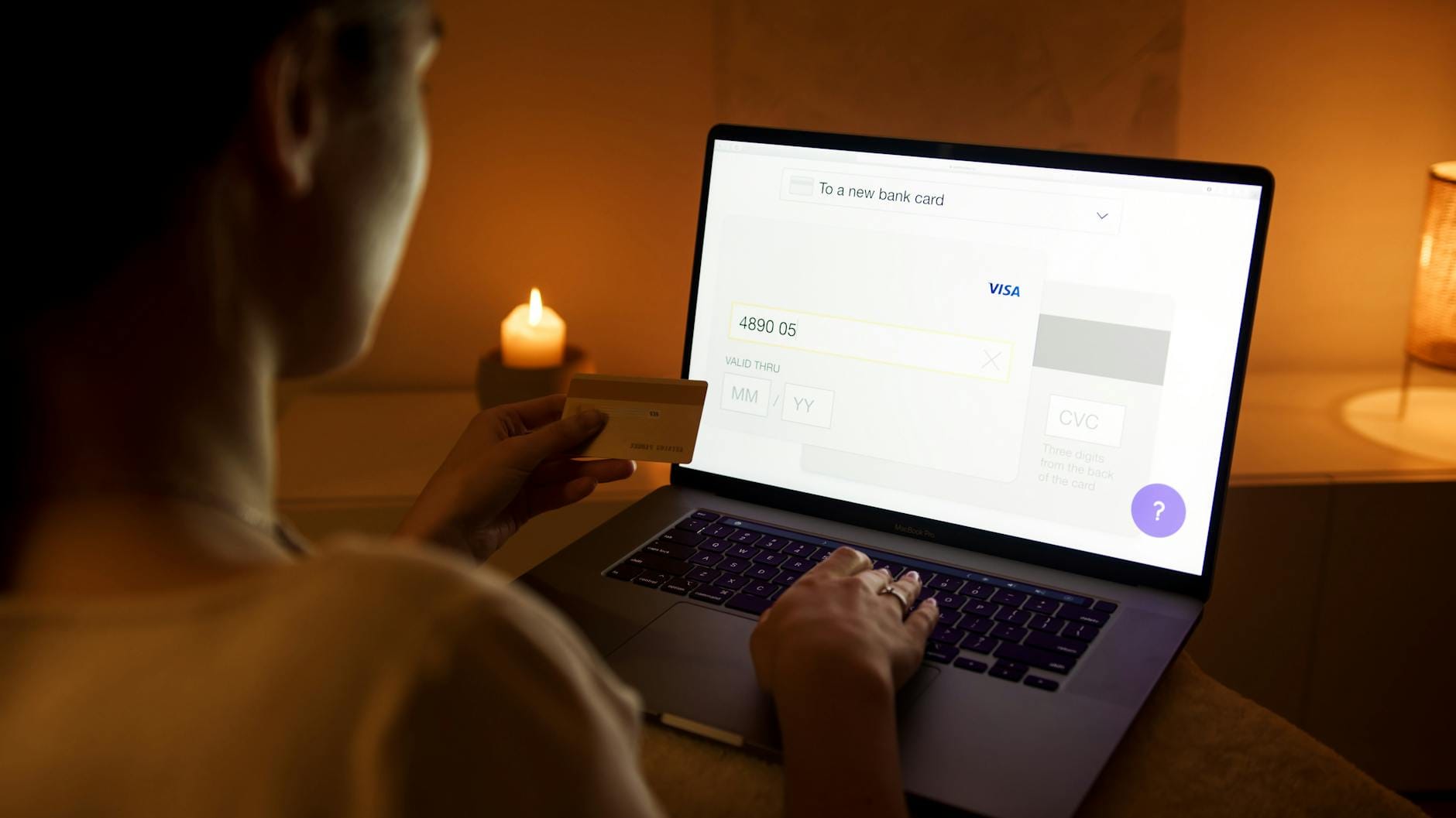 Kobieta płacąca online kartą przy laptopie w domowym zaciszu