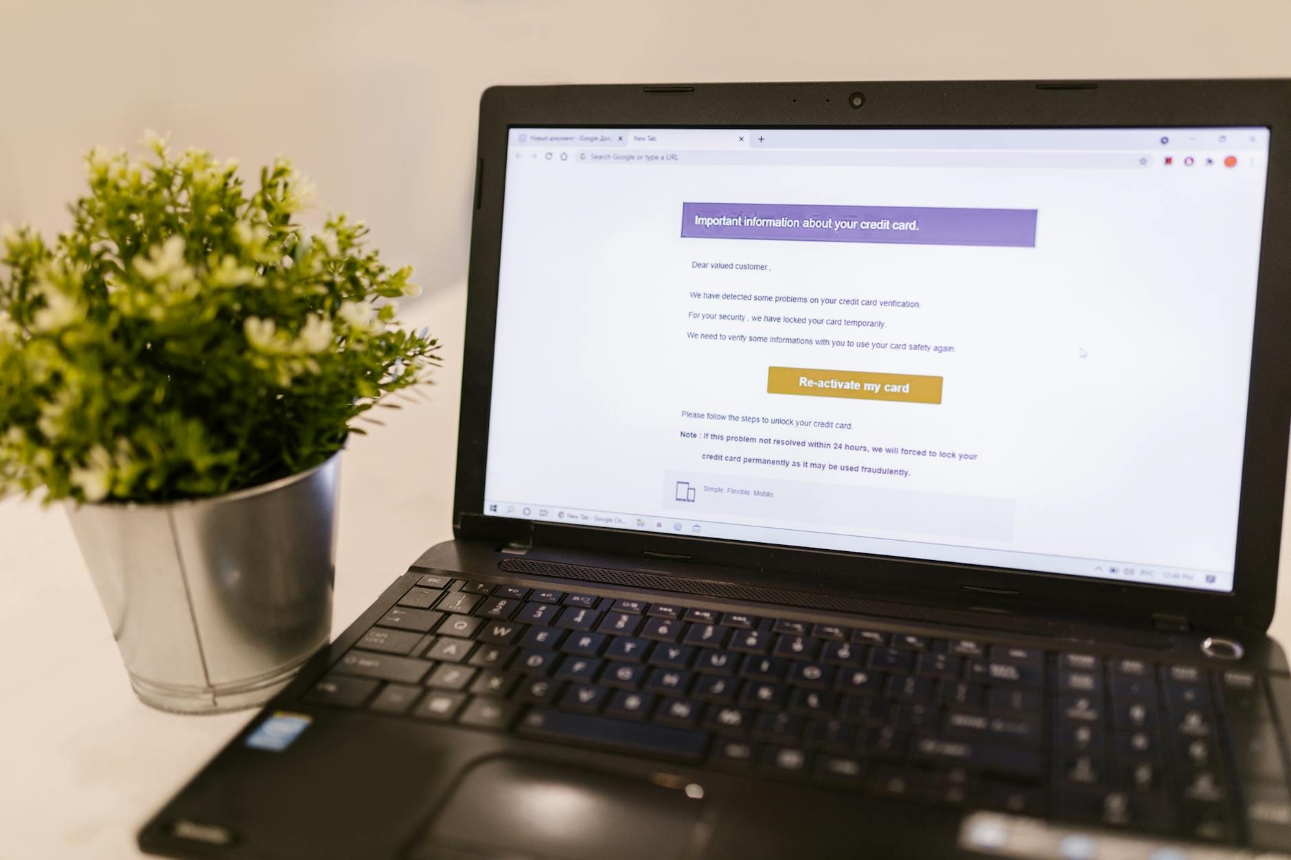 Laptop z dokumentem finansowym na biurku w jasnym biurze