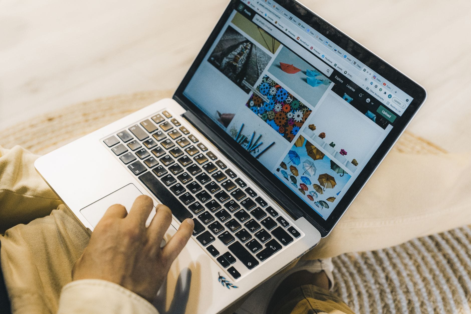 Osoba przy laptopie przeglądająca strony z ofertami pracy freelancerów