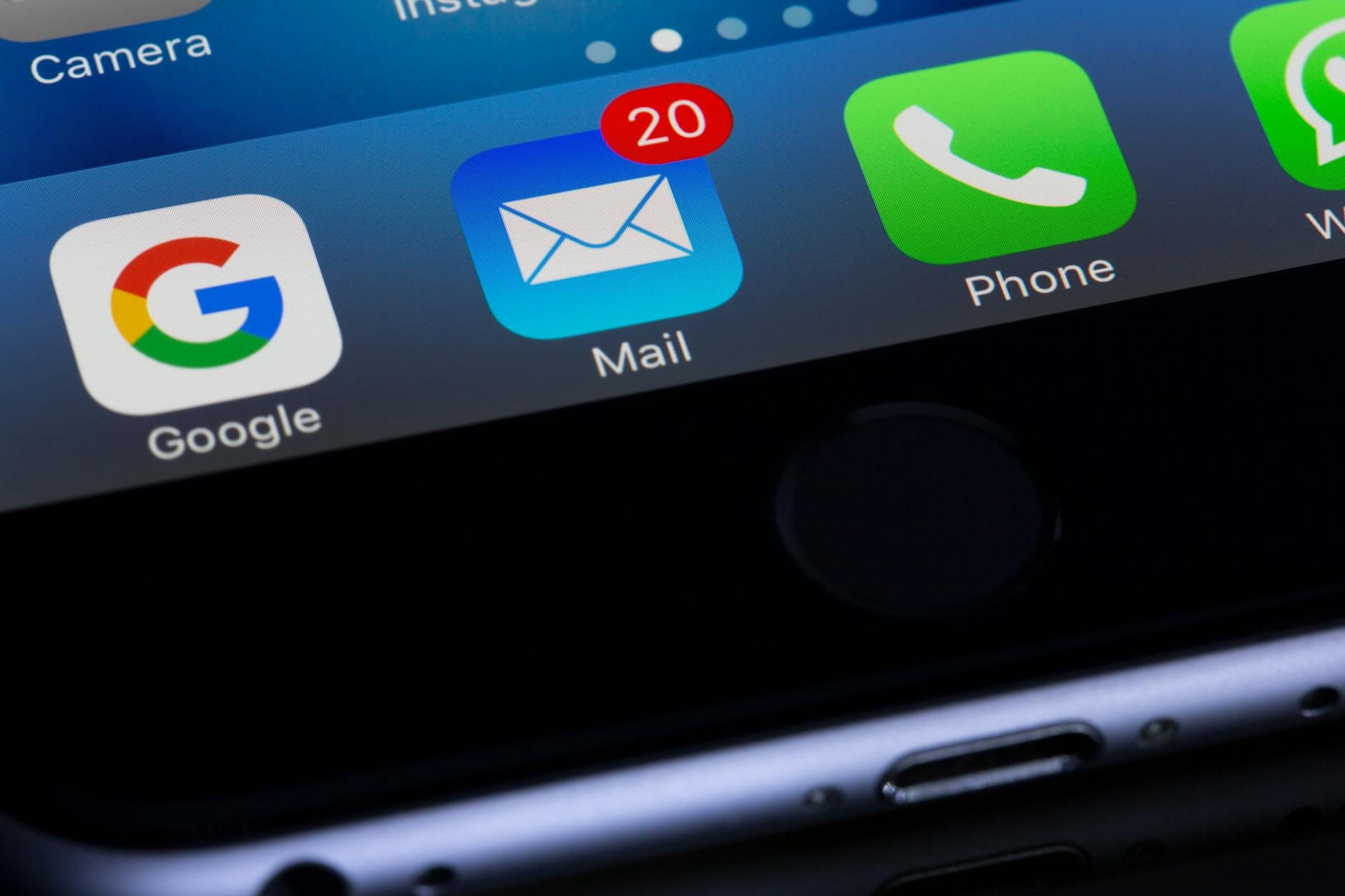 Smartfon z otwartymi aplikacjami Google i Mail na ekranie