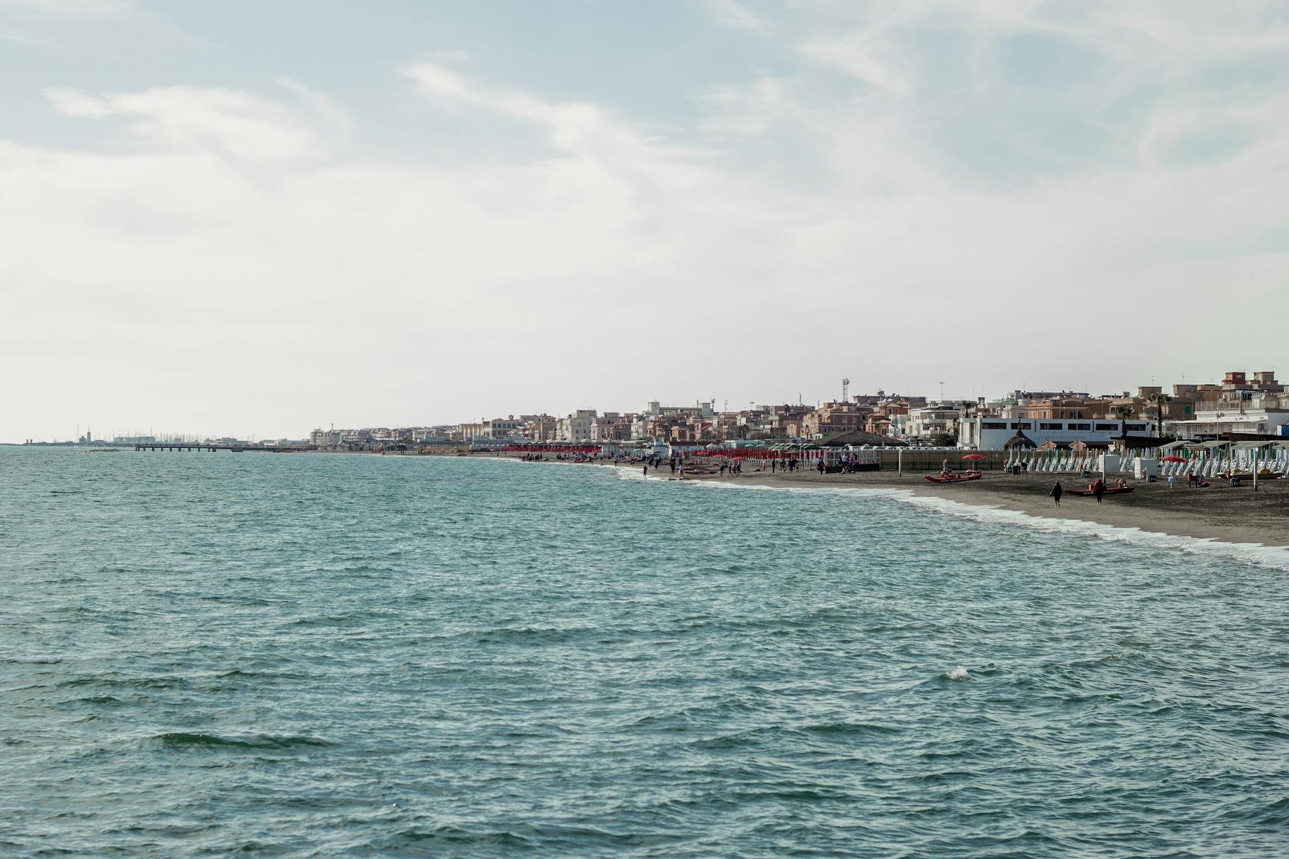 Spokojne wybrzeże Rzymu z piaszczystą plażą i błękitnym morzem