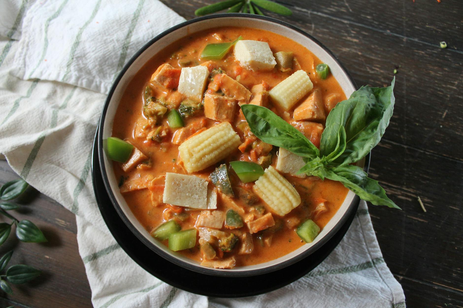 Tajskie czerwone curry z tofu i warzywami w misce