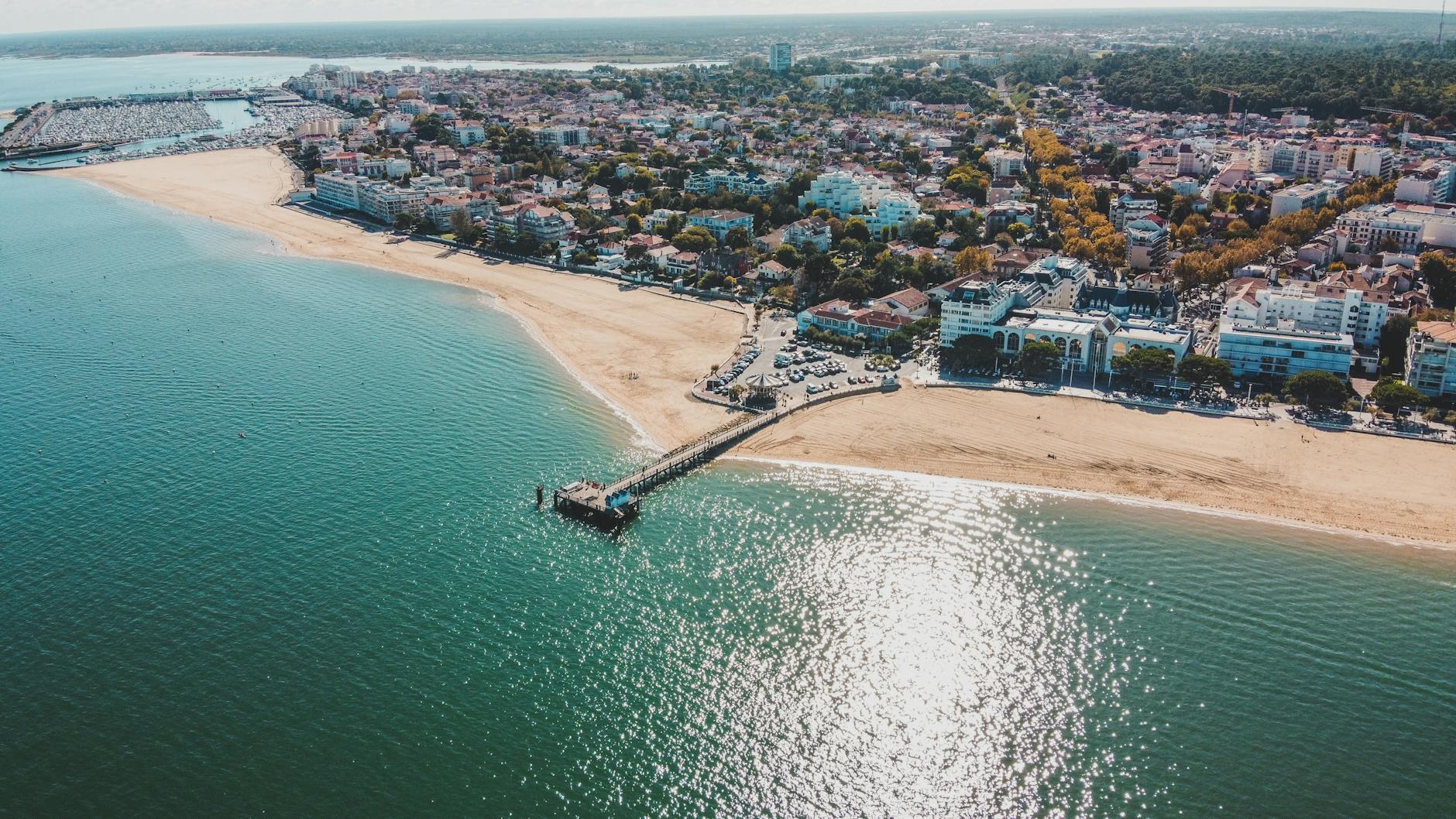Widok z lotu ptaka na nadmorskie miasto Arcachon we Francji