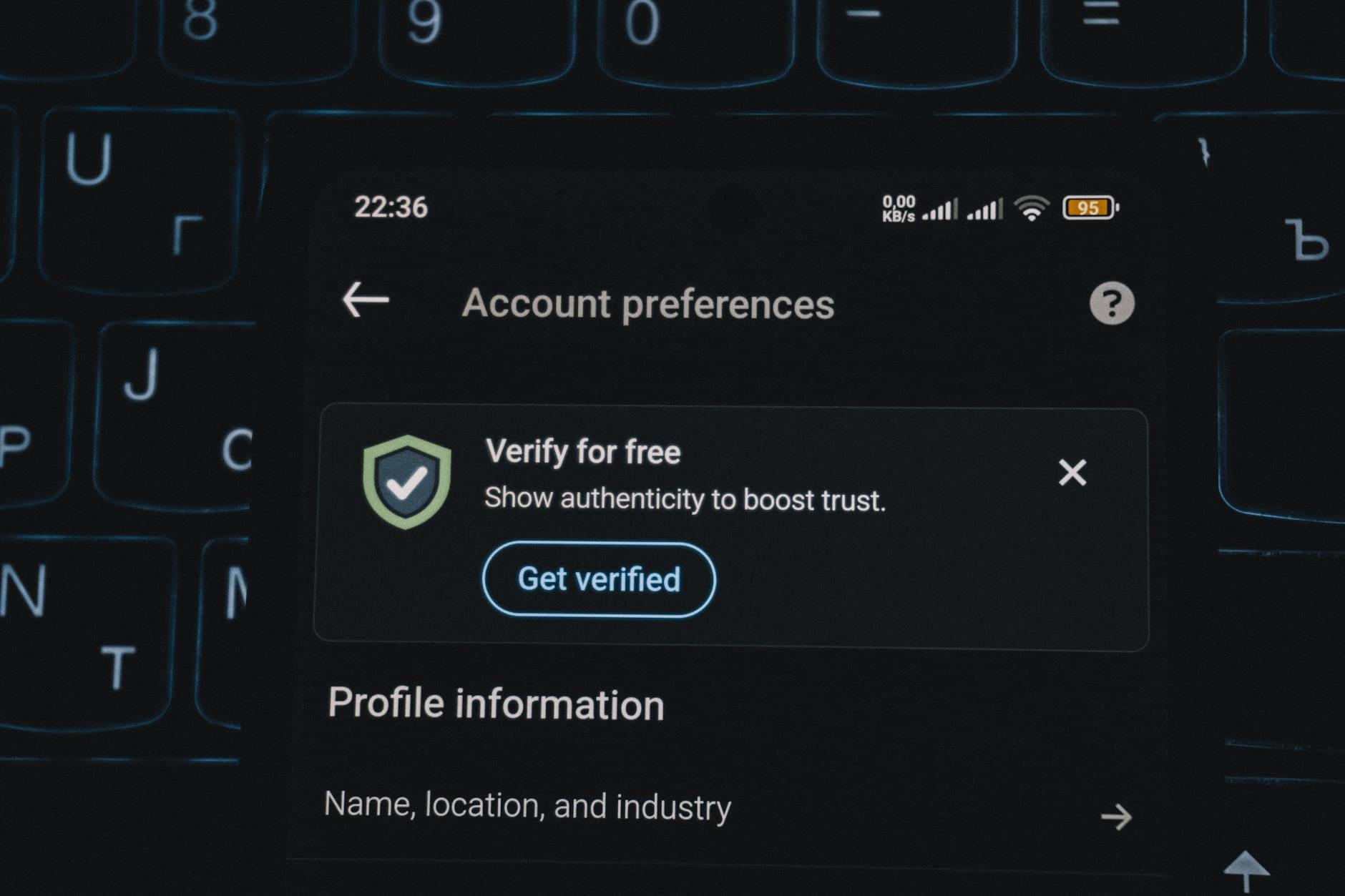 Zbliżenie ekranu smartfona z alertem weryfikacji konta na Instagramie
