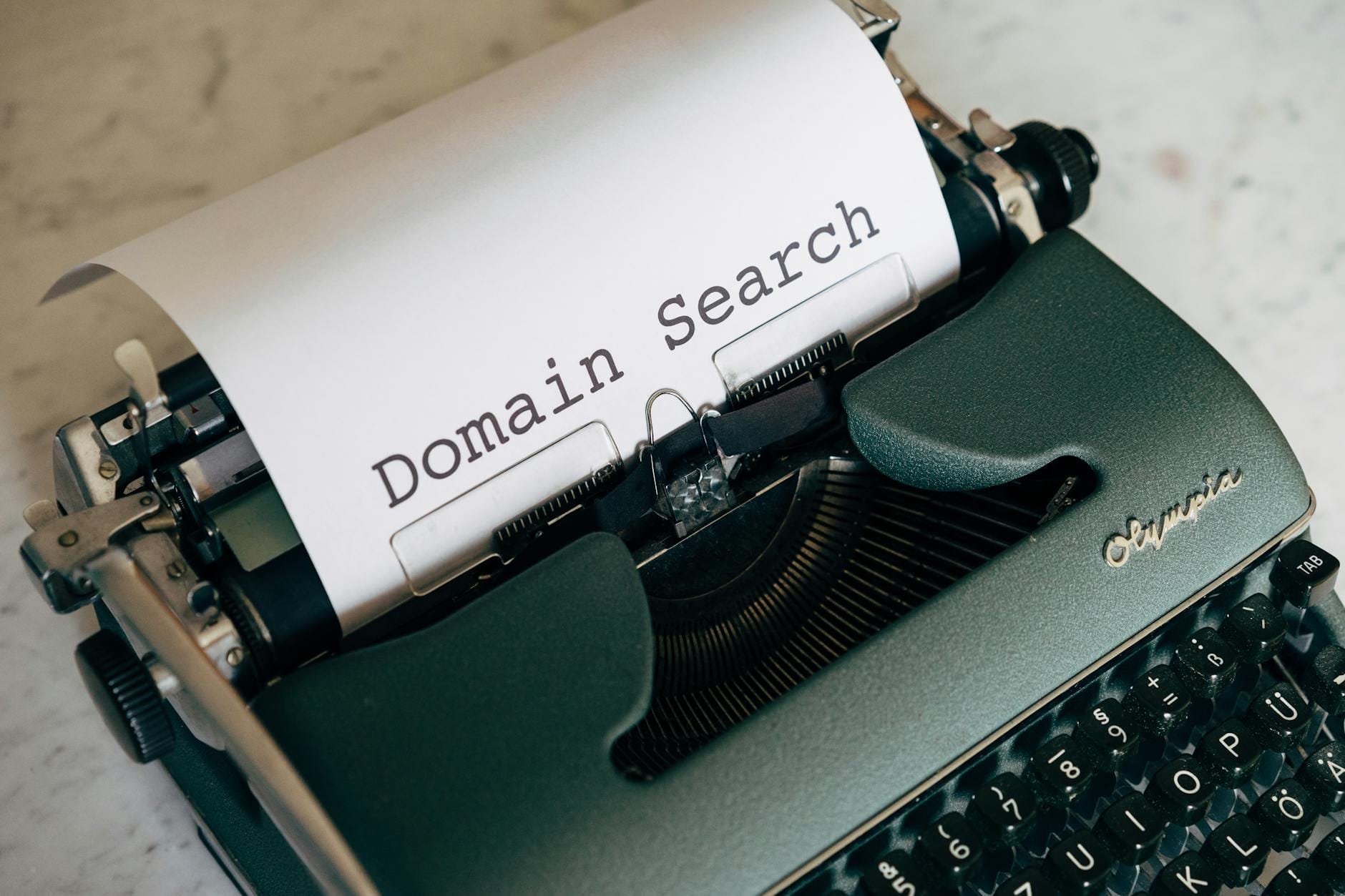 Zbliżenie na starą maszynę do pisania z kartką Domain Search