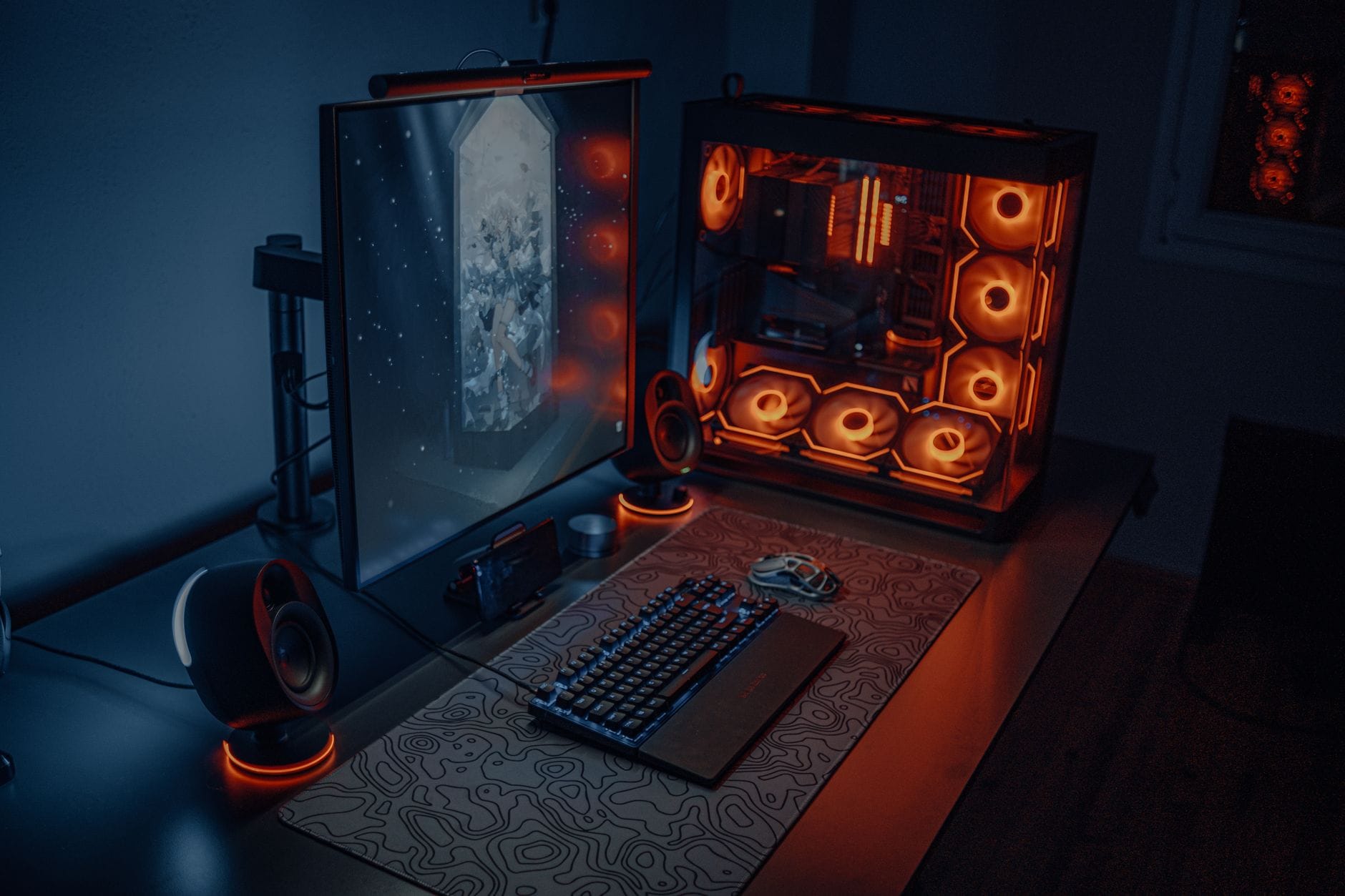 Nowoczesne stanowisko do gier z podświetleniem RGB i dużym monitorem