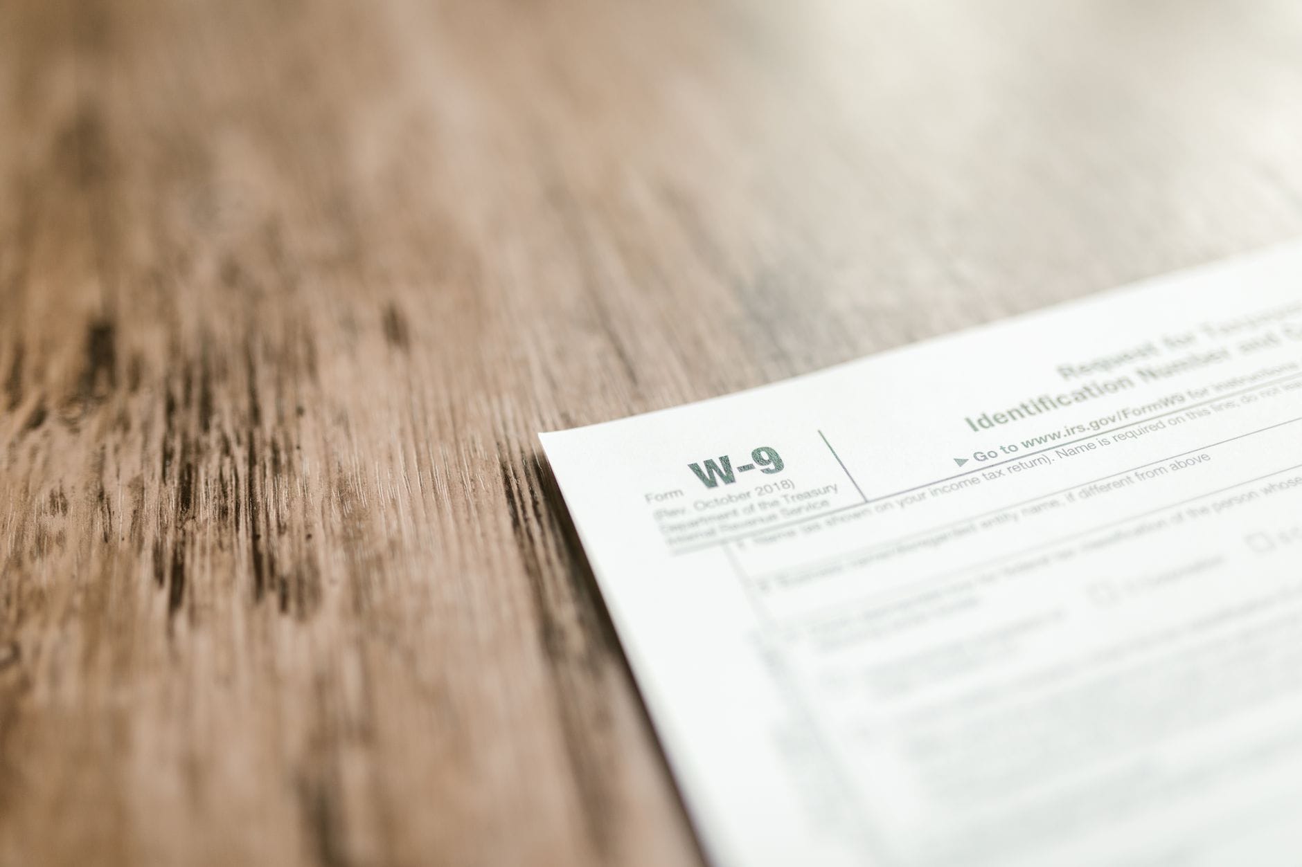 Zbliżenie formularza podatkowego W-9 na drewnianym biurku