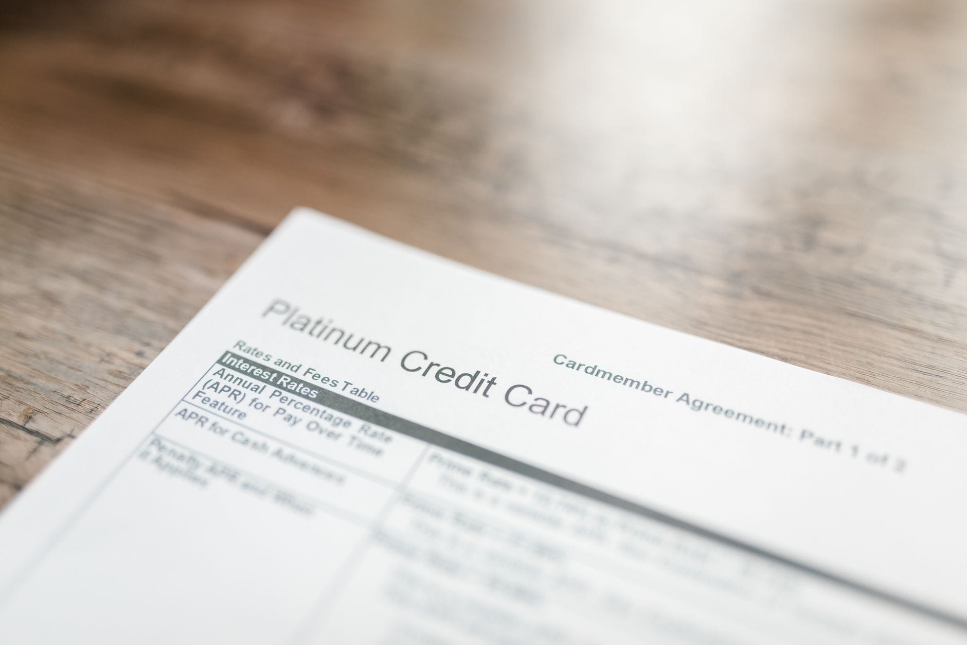 Zbliżenie na kartę kredytową platinum i tabelę oprocentowania na biurku