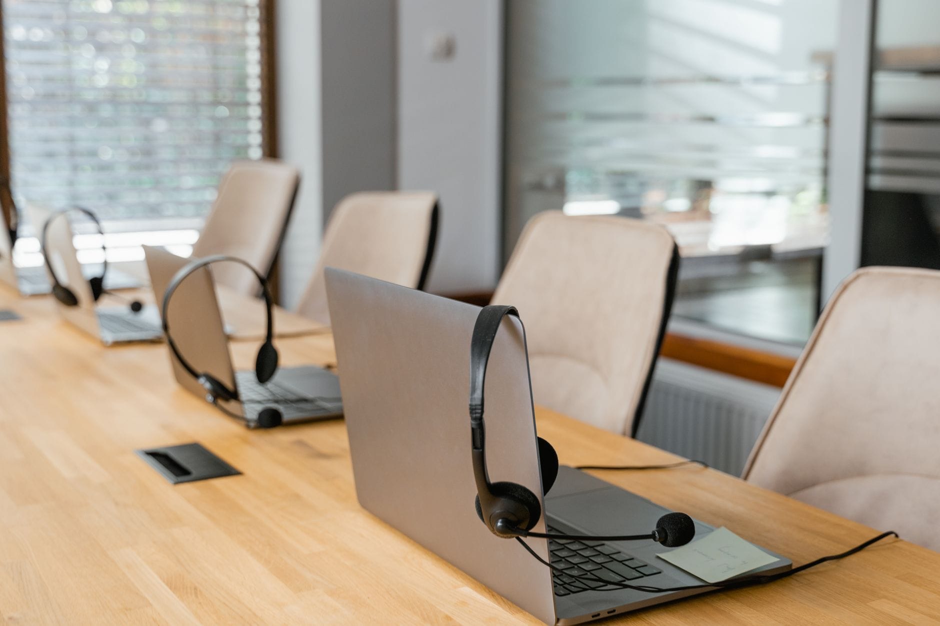 Laptopy ze słuchawkami w nowoczesnym biurze do obsługi firm online