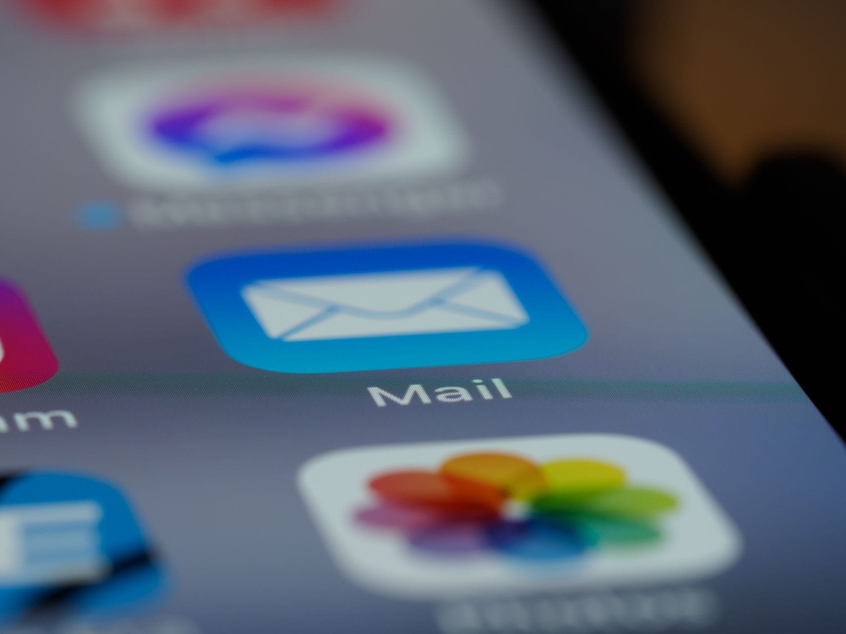 Zbliżenie ikony aplikacji e-mail na ekranie smartfona