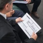 Dwaj biznesmeni analizują dokumenty finansowe przy biurku
