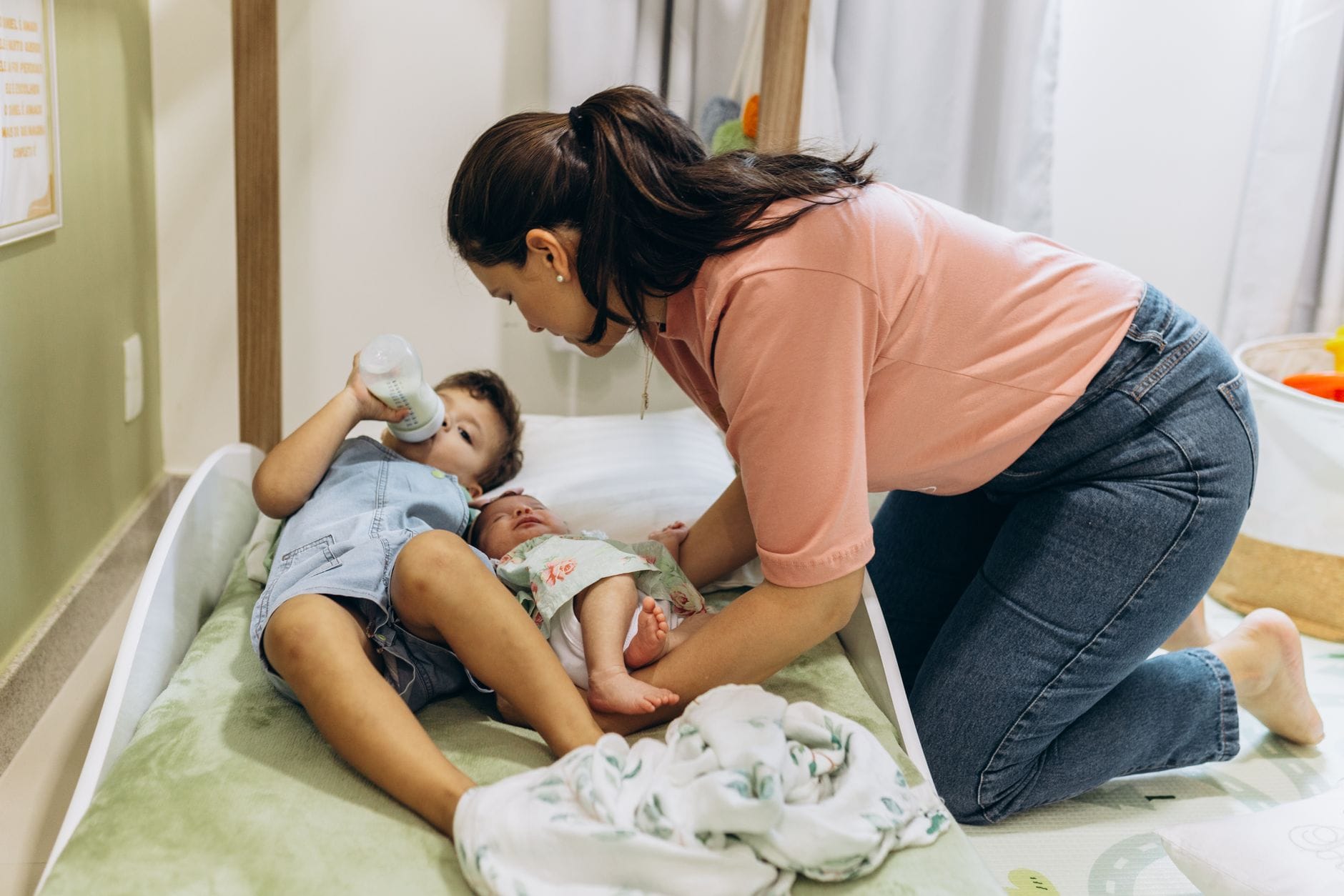 Mama opiekuje się dziećmi w spokojnym, przytulnym pokoju przedszkolnym Mama opiekuje się dziećmi w spokojnym, przytulnym pokoju przedszkolnym