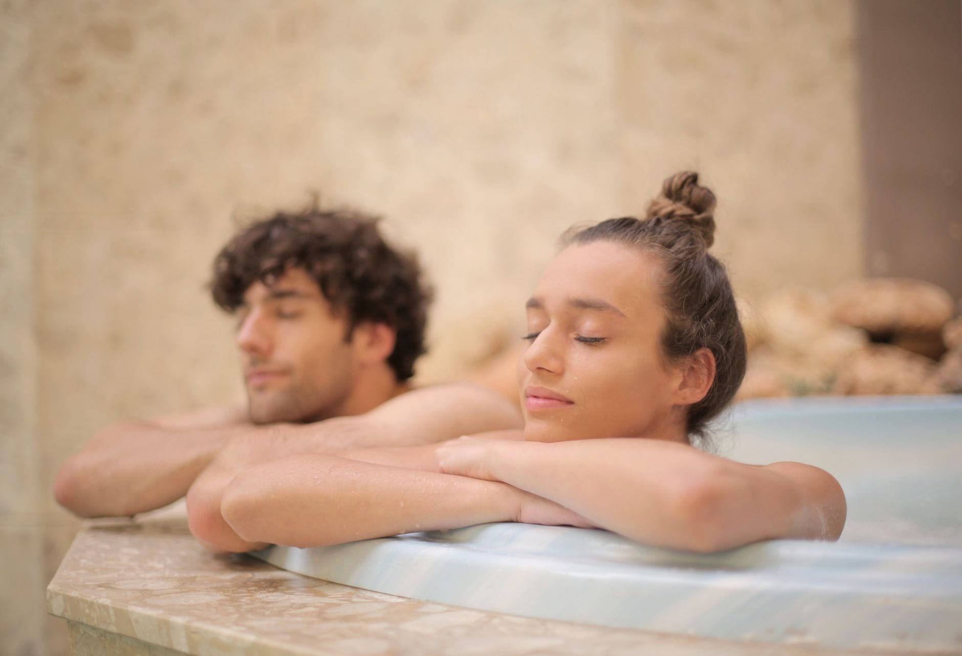 Para relaksuje się razem w wannie podczas romantycznego weekendu w SPA
