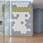 Ściana z napisem Innovation przy sali konferencyjnej w biurze