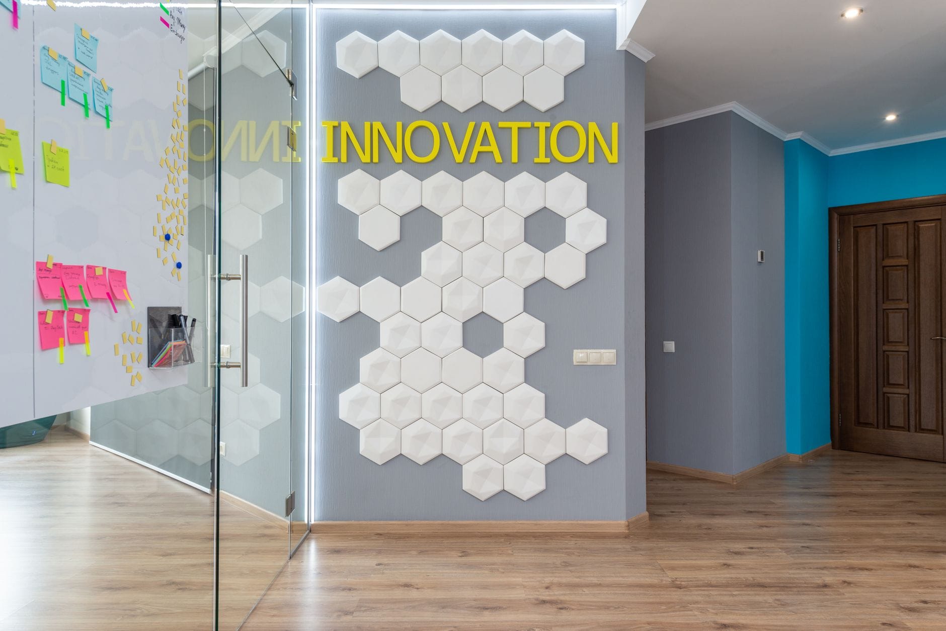 Case study: jeden adres, trzy spółki i brak recepcji — co to oznaczało Ściana z napisem Innovation przy sali konferencyjnej w biurze