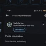 Smartfon z komunikatem weryfikacji konta, motyw wiarygodności danych