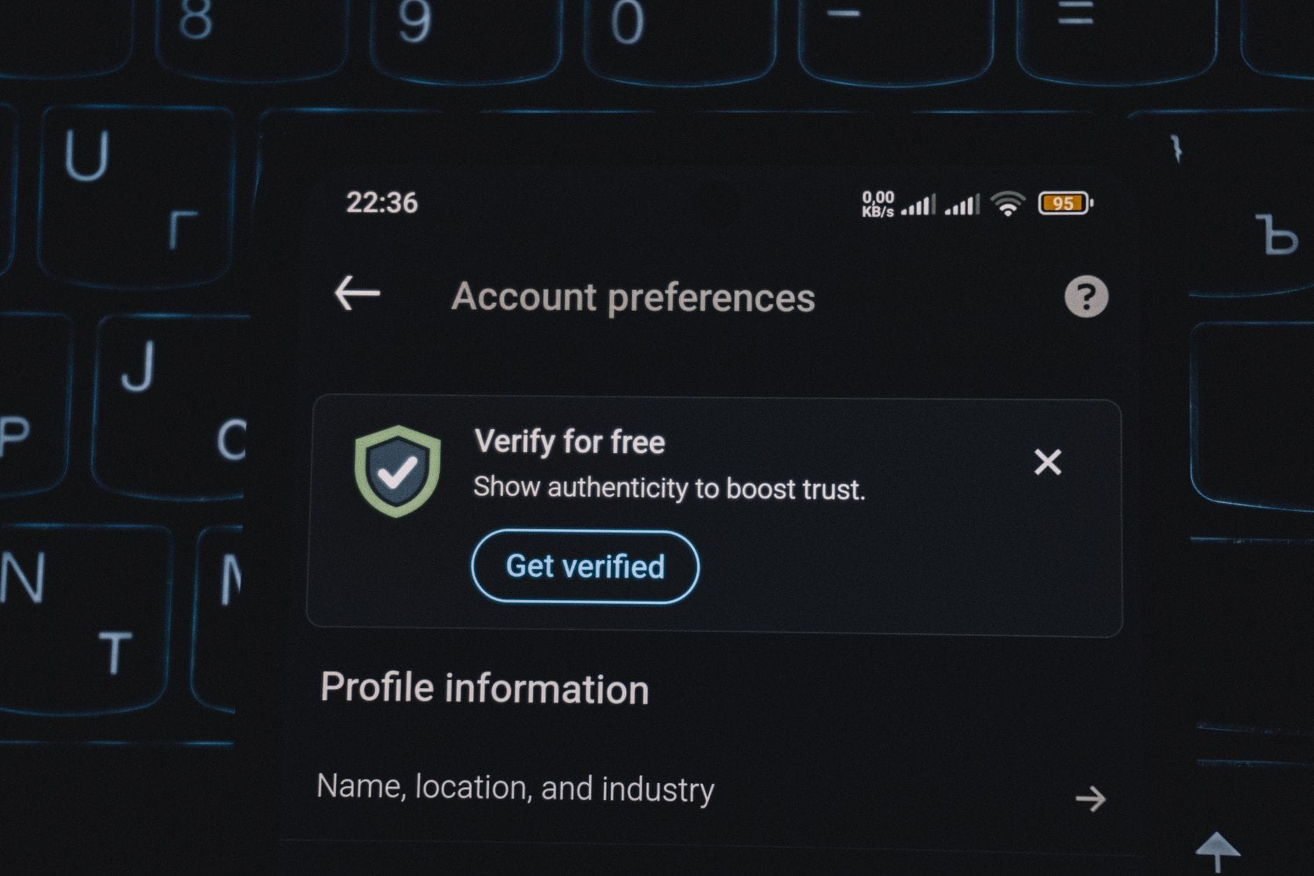 Smartfon z komunikatem weryfikacji konta, motyw wiarygodności danych