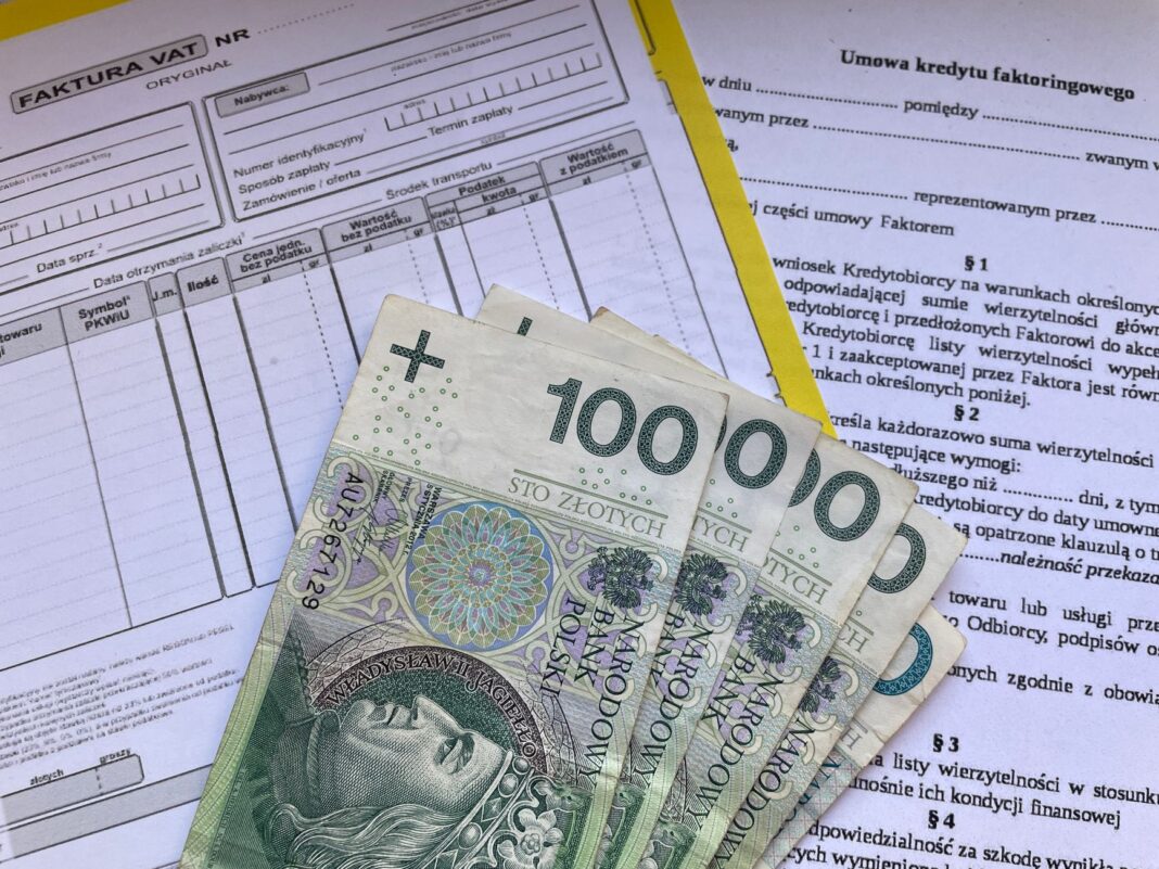 Banknoty 100 zł na fakturze VAT i umowie faktoringowej