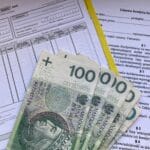 Banknoty 100 zł na fakturze VAT i umowie faktoringowej