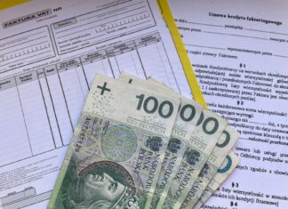 Banknoty 100 zł na fakturze VAT i umowie faktoringowej