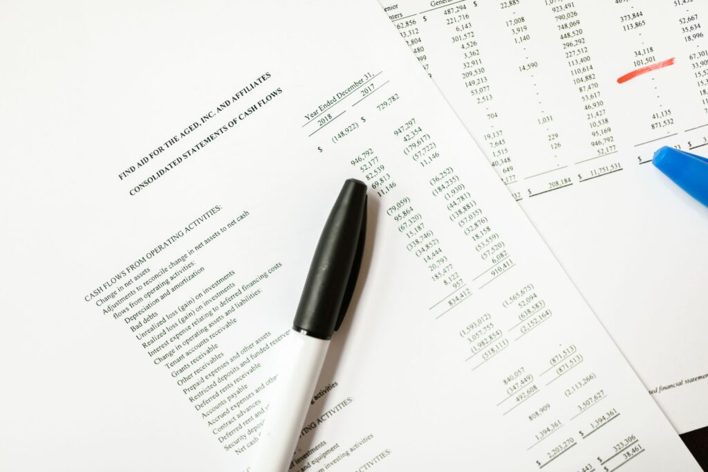 Dokumenty finansowe z przepływami pieniężnymi i długopisami
